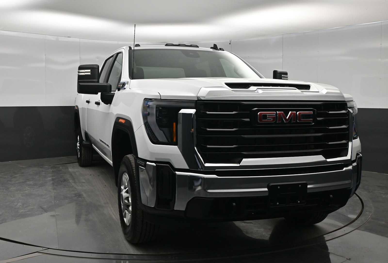 Used 2026 GMC Sierra 2500 Pro w/ Convenience Package AWD/4WD image 2
