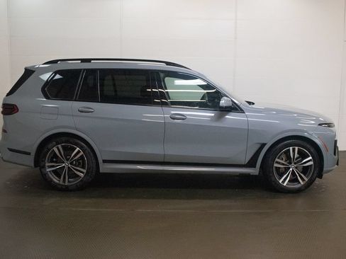 Used 2026 BMW X7 xDrive40i w/ M Sport Package AWD/4WD image 3