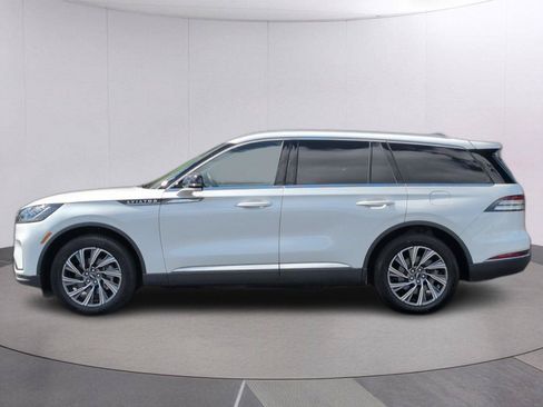 Used 2025 Lincoln Aviator AWD image 2