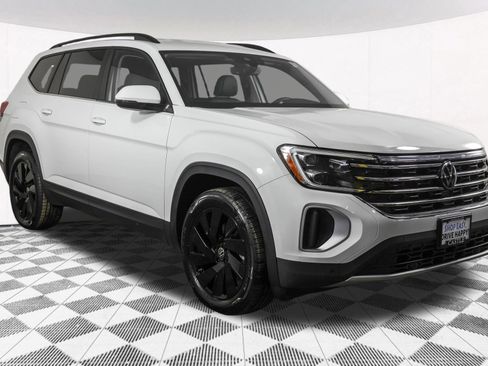 Used 2024 Volkswagen Atlas SE w/ Black Wheel Package image 11