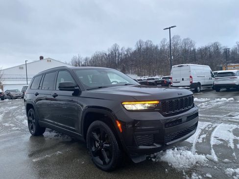 Used 2023 Jeep Grand Cherokee L Laredo image 1
