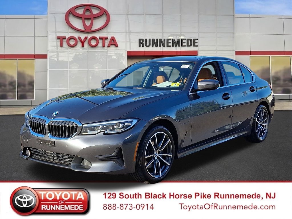 Used 2021 BMW 330e xDrive w/ Premium Package AWD/4WD image 3