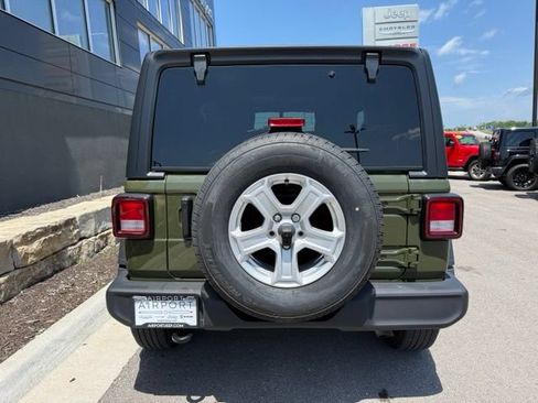 Used 2022 Jeep Wrangler Sport AWD/4WD image 4