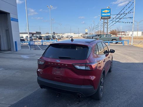 Used 2021 Ford Escape SE w/ SE Sport Appearance Package image 4