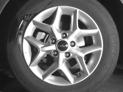 Used 2025 Kia Soul LX w/ LX Technology Package FWD image 12
