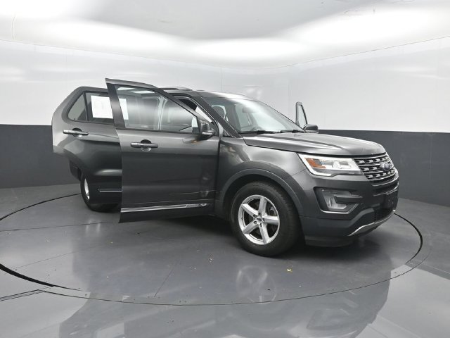Used 2017 Ford Explorer XLT w/ Equipment Group 202A AWD/4WD image 33