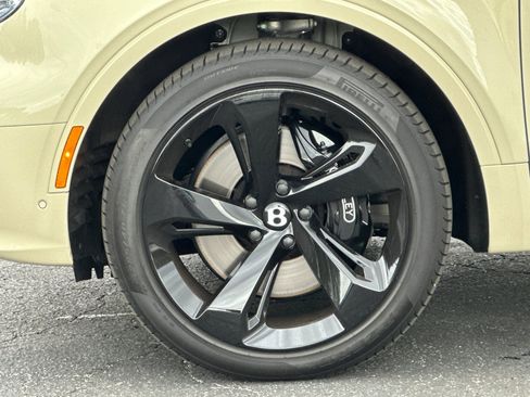 Used 2025 Bentley Bentayga image 6
