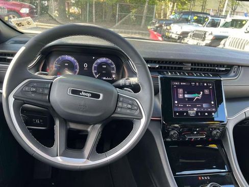 Used 2023 Jeep Grand Cherokee Altitude AWD/4WD image 25
