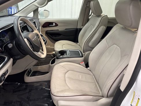 Used 2020 Chrysler Pacifica Limited image 5