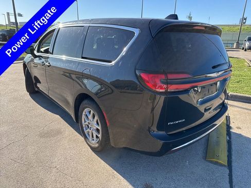 Used 2023 Chrysler Pacifica Touring-L image 9