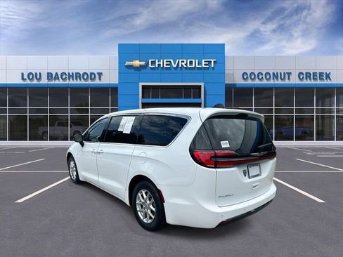 Used 2024 Chrysler Pacifica Touring FWD image 6