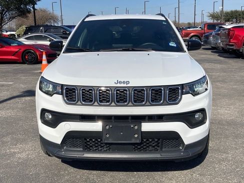 Used 2024 Jeep Compass Latitude image 2