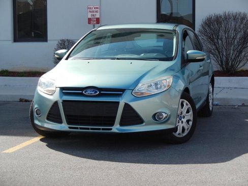 Used 2012 Ford Focus SE w/ SE Winter Pkg image 3