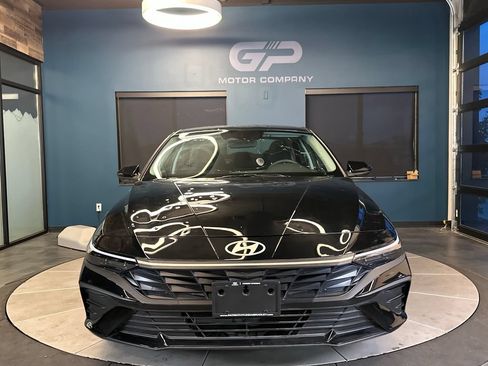 Used 2025 Hyundai Elantra Hybrid FWD image 8