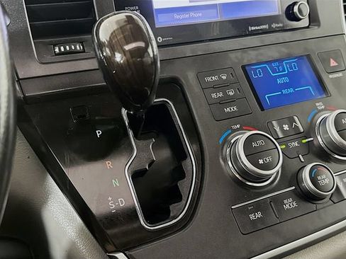 Used 2020 Toyota Sienna XLE FWD image 29