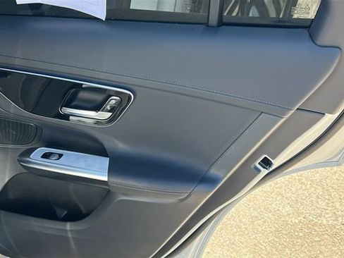 Used 2024 Mercedes-Benz GLC 300 4MATIC image 12