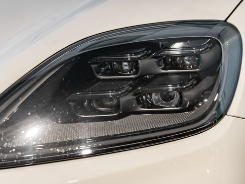 Certified 2025 Porsche Cayenne Turbo AWD/4WD image 34