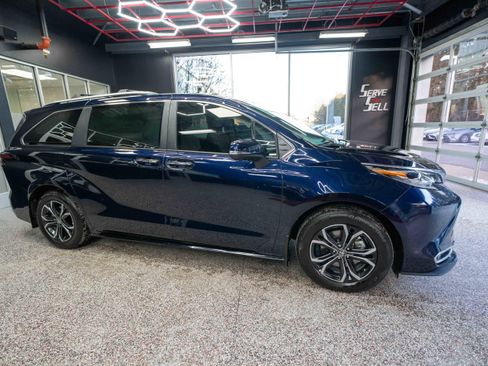Used 2025 Toyota Sienna Platinum image 5