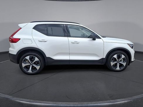 Certified 2026 Volvo XC40 B5 Plus AWD/4WD image 32
