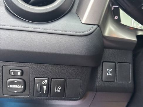 Used 2018 Toyota RAV4 LE image 29