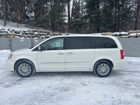 Used 2013 Chrysler Town & Country Limited w/ Luxury Group image 2