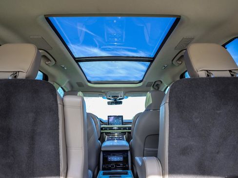 Used 2022 Lincoln Aviator Reserve w/ Equipment Group 201A image 6