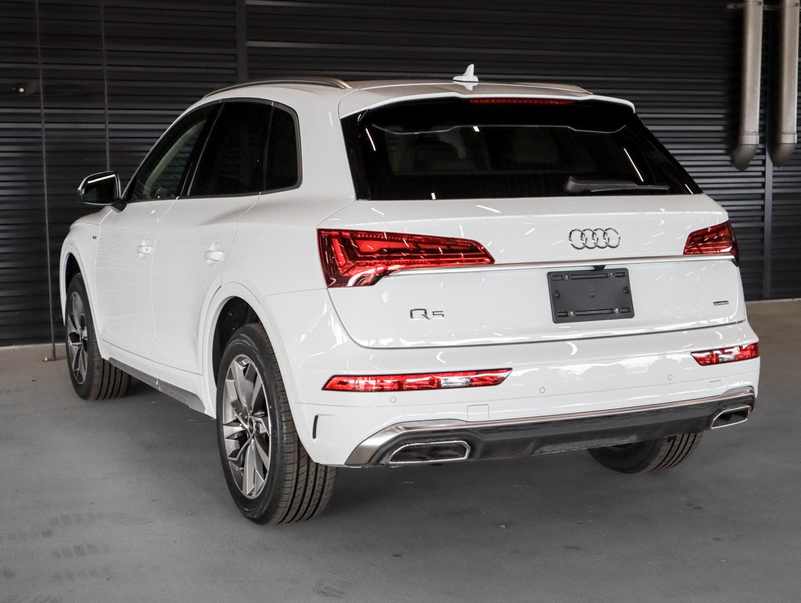 Used 2023 Audi Q5 2.0T Premium w/ Convenience Package AWD/4WD image 2