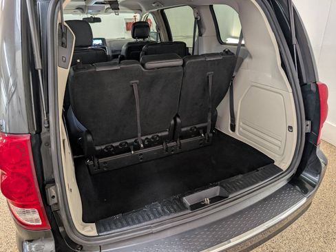 Used 2017 Dodge Grand Caravan Crew FWD image 16