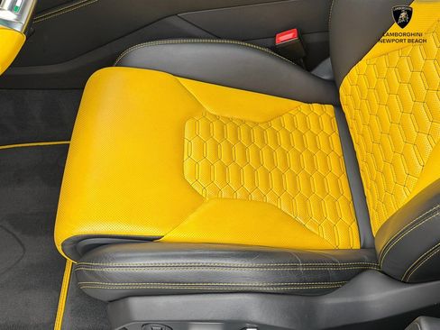 Used 2022 Lamborghini Urus AWD/4WD image 39