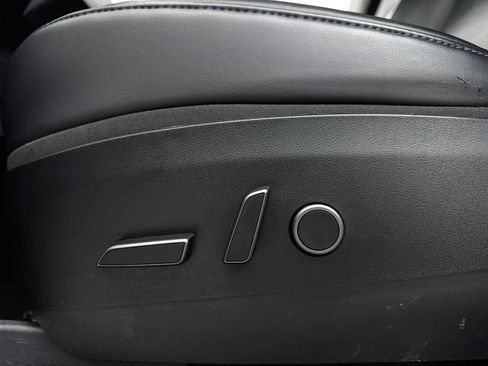 Used 2021 Tesla Model Y Long Range AWD/4WD image 39
