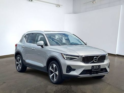 Used 2023 Volvo XC40 B5 Plus w/ Protection Package Premier AWD/4WD image 3