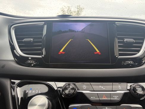 Used 2018 Chrysler Pacifica Touring-L w/ Premium Audio Group FWD image 20