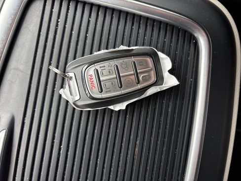 Used 2023 Chrysler Pacifica Touring-L image 12