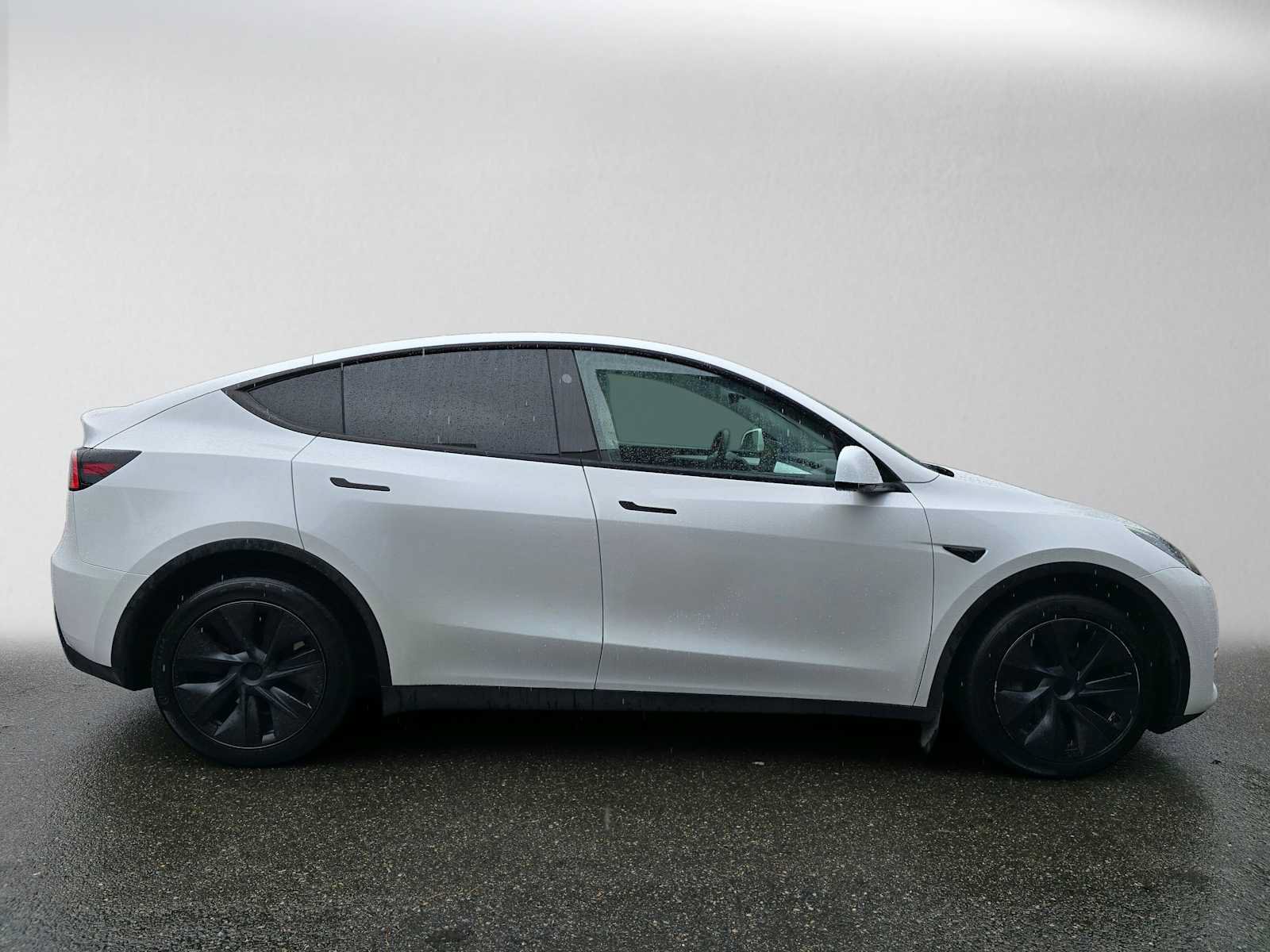 Used 2025 Tesla Model Y Long Range AWD/4WD image 2