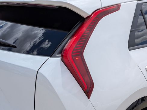 Certified 2023 Kia Niro EX Touring FWD image 11