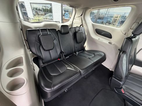 Used 2023 Chrysler Pacifica Touring-L FWD image 16
