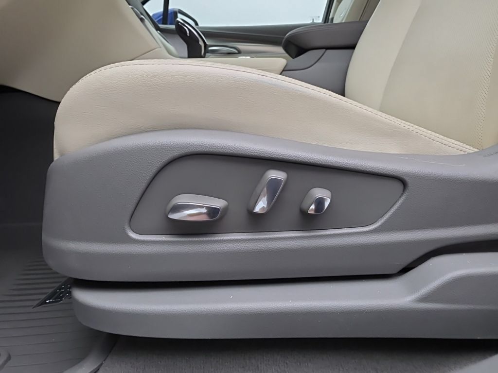 Used 2025 Cadillac XT5 Premium Luxury w/ LPO, Floor Liner Package AWD/4WD image 23