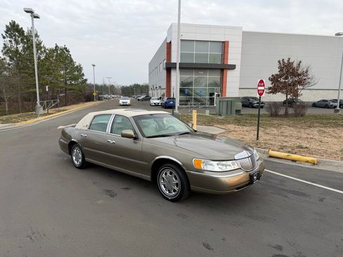 Used 2001 Lincoln Town Car Signature image 1