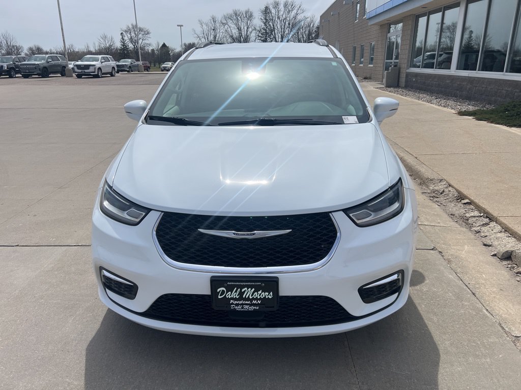 Used 2022 Chrysler Pacifica Touring-L FWD image 3