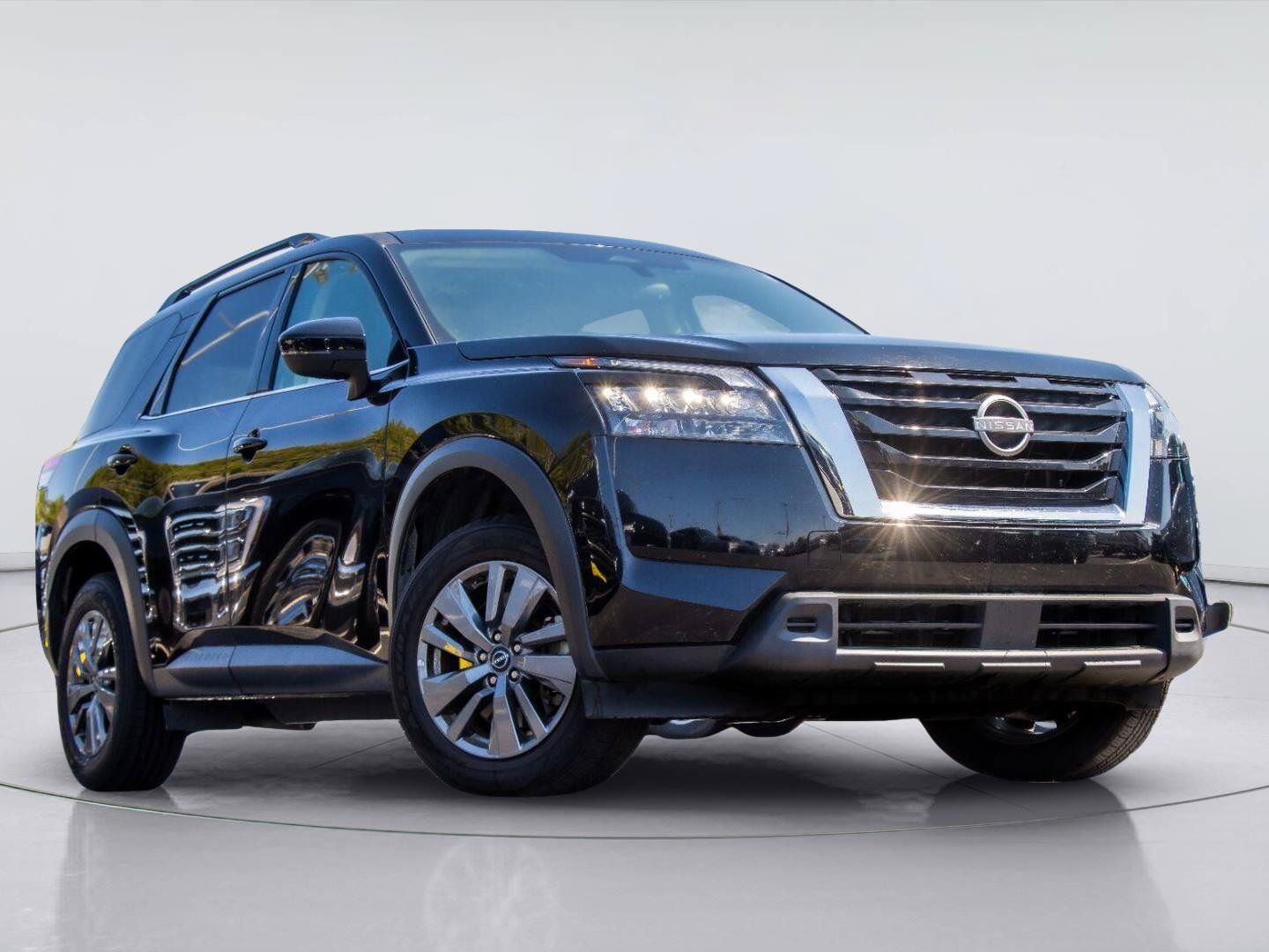 Used 2025 Nissan Pathfinder SV FWD image 2