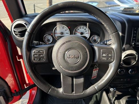 Used 2017 Jeep Wrangler Unlimited Sahara w/ Connectivity Group AWD/4WD image 33