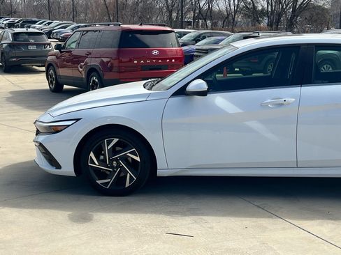 Certified 2025 Hyundai Elantra SEL image 7