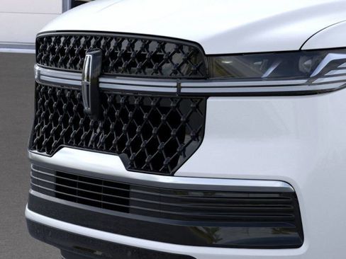 New 2026 Lincoln Navigator Reserve w/ Jet Appearance Package AWD/4WD image 17