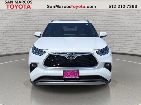 New 2026 Toyota Highlander Platinum image 2