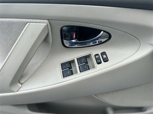 Used 2011 Toyota Camry SE image 14