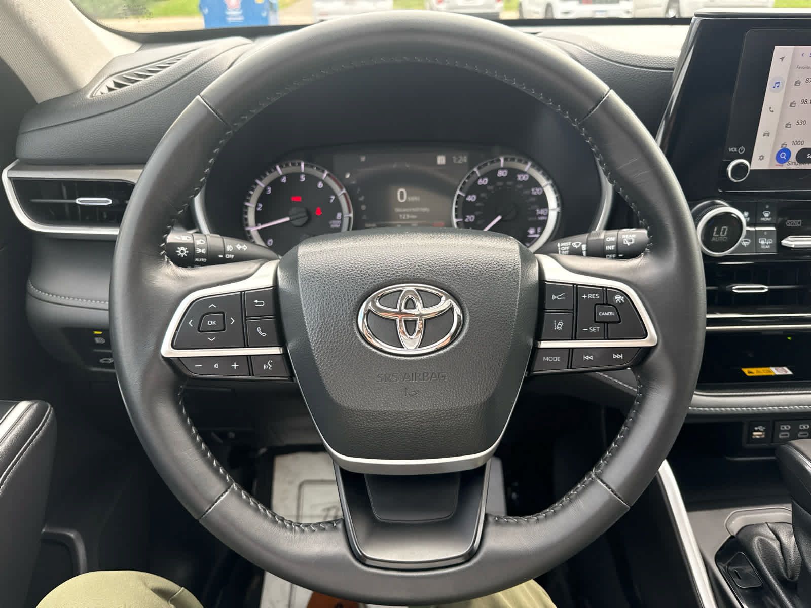 Used 2024 Toyota Highlander XLE AWD/4WD image 22