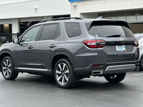 Certified 2025 Honda Pilot Touring image 5