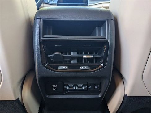 Certified 2022 Jeep Grand Cherokee Limited image 11