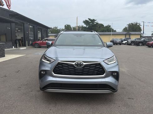 Used 2022 Toyota Highlander Platinum AWD/4WD image 2