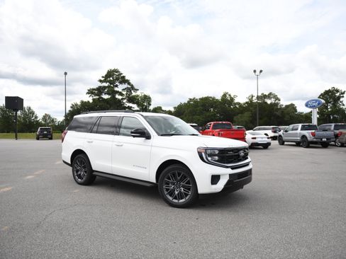 New 2027 Ford Expedition Platinum RWD image 2